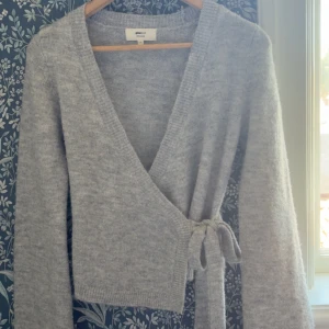 Super söt knytkofta! 💕 - säljer denna så fina koftan från Gina tricot i storlek S! super skön och perfekt till hösten och vintern. använd ett fåtal gånger men har inga större defekter, kan upplevas lite nopprig på vissa ställen men inget man tänker på! 💗 skriv för fler bilder eller frågor 💕