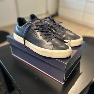 Blåa Tommy Hilfiger skor - Snygga blåa sneakers från Tommy Hilfiger 
