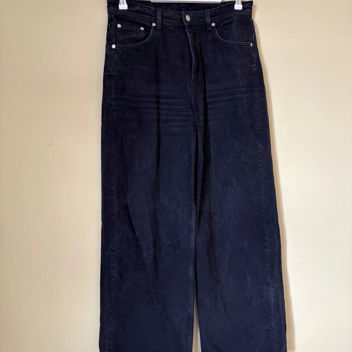 Svarta wide jeans från ARKET