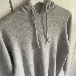 Kashmir/Merino hoodie - Snygg hoodie gjort av Kashmir/Merino ull och har inga defekter! Hoodien är endast testad och är i storlek M . Hör av dig vid intresse!🙌