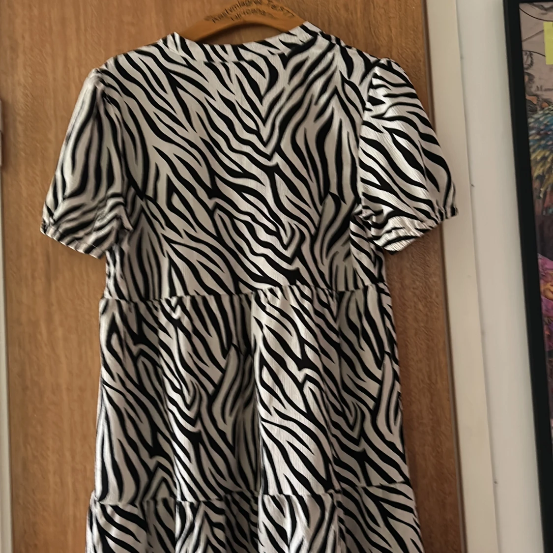 Zebramönstrad kortklänning från JDY - 3