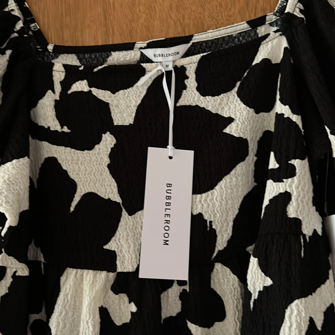 Svartvit blommig klänning Bubbleroom - 1