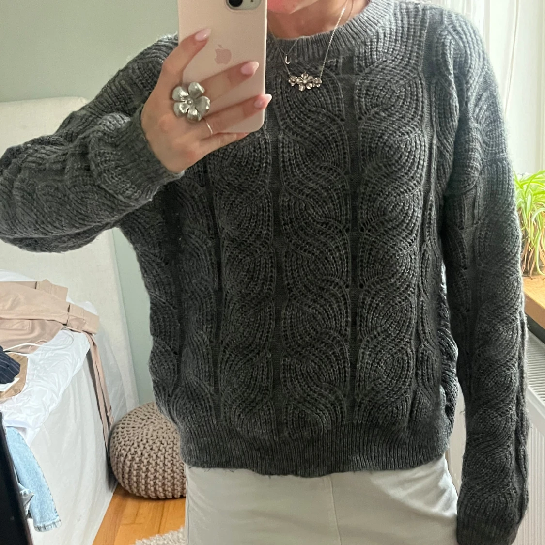 Mörkgrå stickad tröja med kabelmönster - 1