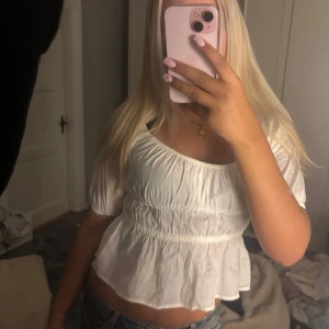 Vit blus med puffärm  - jätte söt tröja från hm storlek 156 men är som en xs 🤍🤍