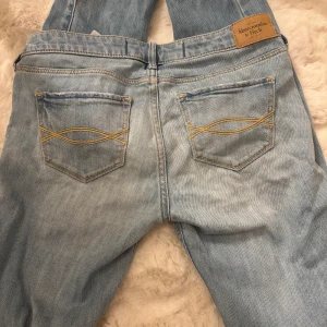 Lågmidjade jeans.  - Raka men inte så skinny.