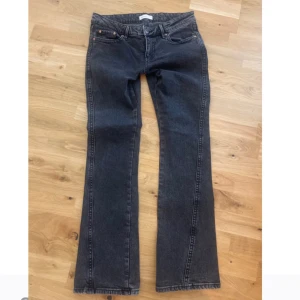 Svarta bootcut jeans Gina - Helt nya Snygga svarta jeans från Perfect Jeans i storlek 38. Modellen har bootcut-ben och klassisk femficksdesign med coola broderade detaljer på bakfickorna. Jeansen är gjorda i ett mjukt och slitstarkt denimtyg som sitter skönt hela dagen.