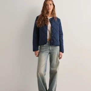 Mörkblå quiltad jacka Nelly - Säljer denna supersnygga jacka till hösten då jag har köpt en jag använder mer ❤️ 🍁🍂laddade upp artikeln snabbt så kan skicka fler bilder på jackan om ni kontaktar 💘använd en säsong