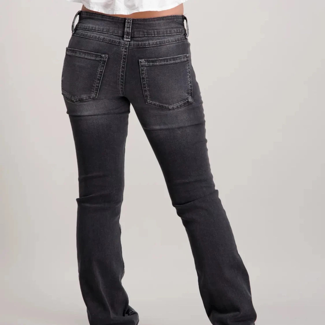 Mörkgrå jeans från Gina Young 