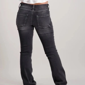 Mörkgrå jeans från Gina Young  - Snygga mörkgråa jeans från Gina Young, de är i tall strl 158 skulle säga som en xs. Lite urtvättad färg