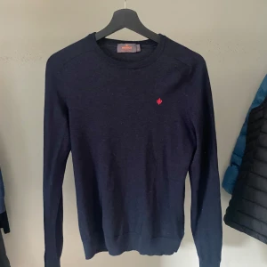 Mörkblå merinoullströja Morris S - Mörkblå tröja från Morris i 100% merinoull. Tyvärr så blev tröjan liten i tvätten så den passar storlek S istället för M. Annars så ser tröjan bra ut. Hör av er vid minsta fundering!
