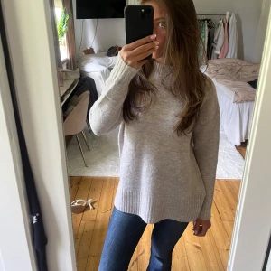 Stickad tröja  - Stickad beige tröja från Veromoda med liten slits på båda sidor, aldrig använd! Helt nyskick 