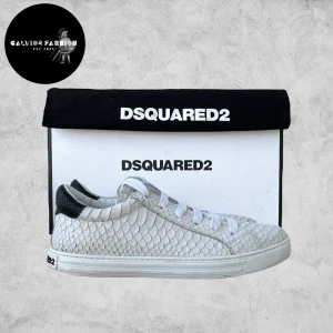 Dsquared2 skor - Dsquared2 Tennis Club skor i krokodilmönstrat läder. Logotyp på plösen, svart kontrasterande häl, vita snören och slitstark gummisula. Storlek 41, men kan även passa 42. Fråga gärna om innermått vid osäkerhet! Använda varsamt och i fint skick utan större märken.                                   ~                                                                                      Nypris 5 100 kr | Kom med bud! Alla följare får rabatt – så följ! 