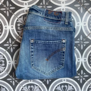 Dondup Jeans  - Ett par sjukt feta Dondup jeans med slim fit passform i 9/10 skick. Hör av er vid frågor så svarar jag så snabbt jag kan 😀
