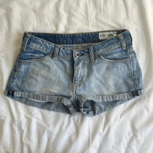 Lågmidjade jeansshorts Crocker - Snygga blå jeansshorts från Crocker i storlek XS. Klassisk femficksmodell med låg midja. Skriv för mer info!💞✨