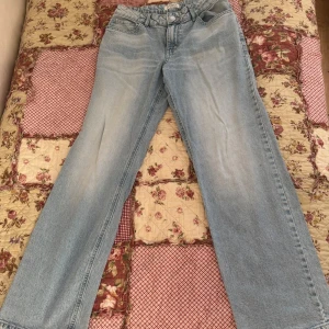 Ljusblå baggy jeans från Lindex - Snygga ljusblå jeans från Lindex med klassisk femficksdesign och baggy-ben. I storlek 158. Jeansen har normal passform och är tillverkade i mjukt denimtyg som ger en skön känsla. Perfekta för dig som gillar en avslappnad och trendig stil. Vill bli av med så pris kan diskuteras💕