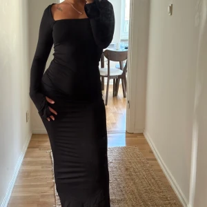 Svart långärmad långklänning - Säljer en svart långklänning, storlek XS!💕