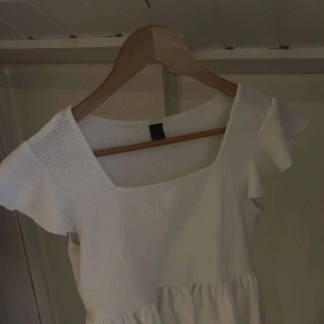 Vit kortklänning med volangärmar