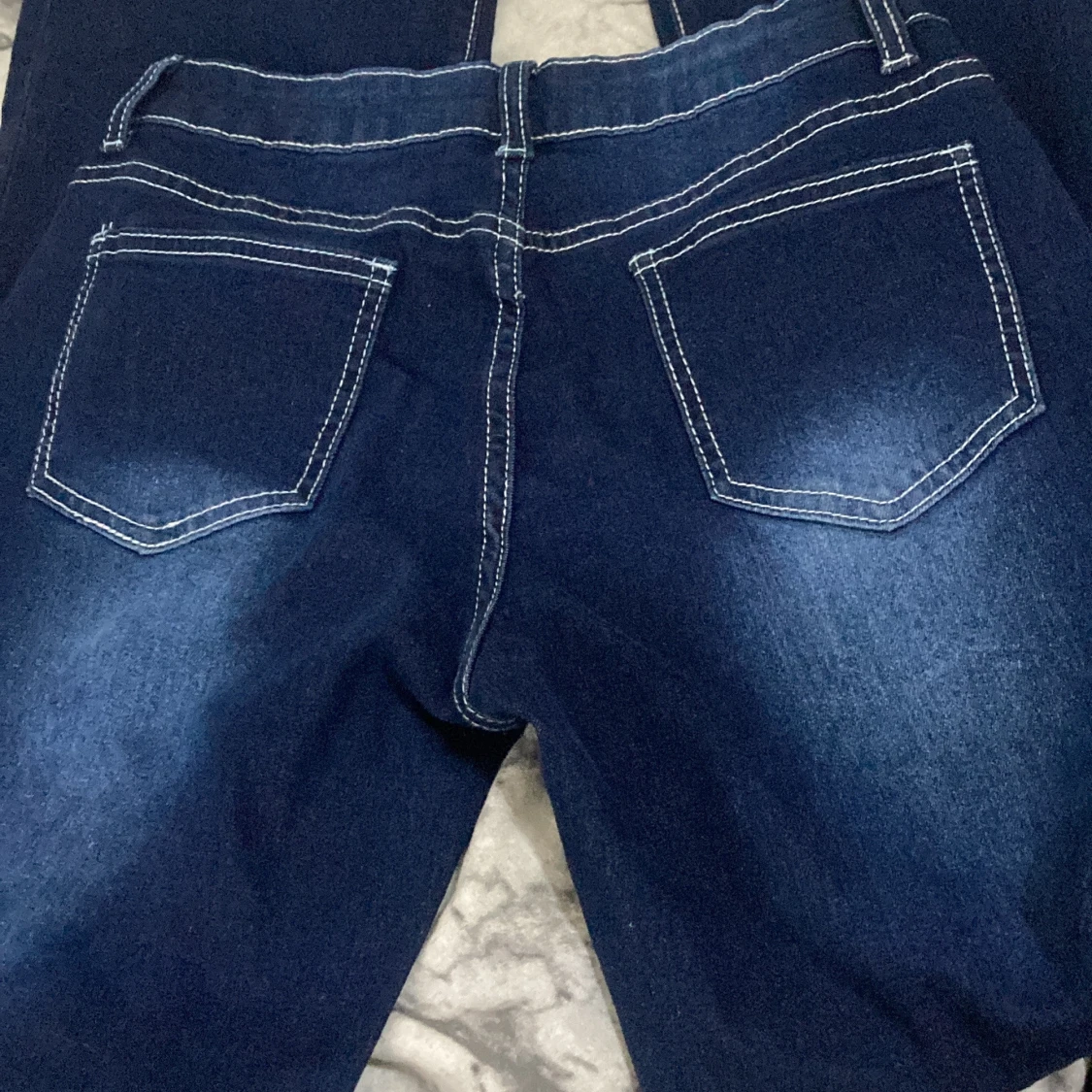 Mörkblå jeansbyxor med kontrastsömmar - 1