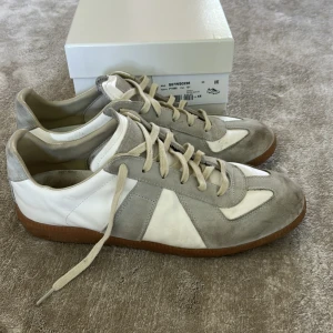 Maison Margiela Gats - Maison Margiela gats i storlek 44, skorna är i bra skick de är bara lite smutsiga, har inget äkthetsbevis då jag har köpt de i andrahand, skriv gärna om du är intresserad 