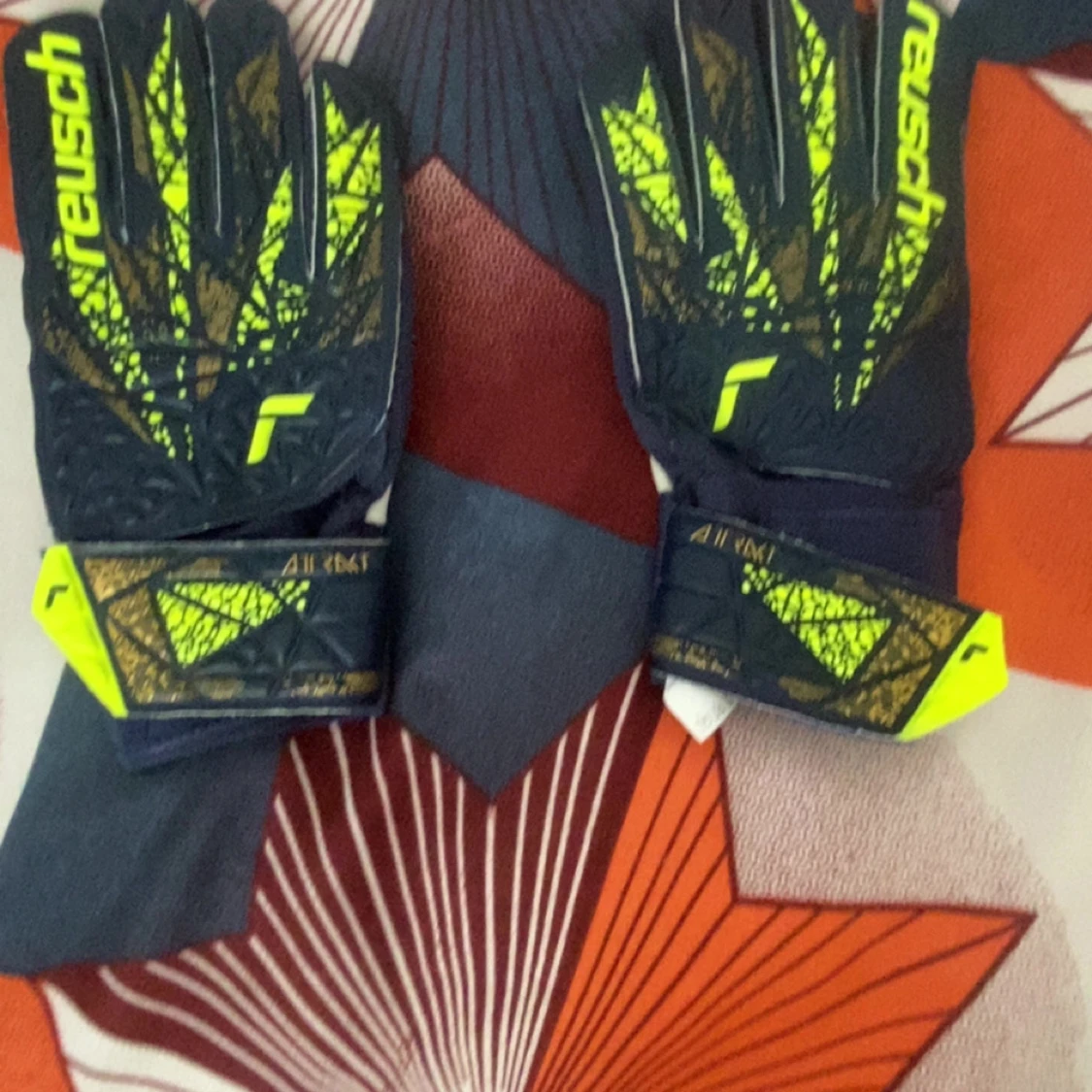 Reusch blå och gula målvaktshandskar