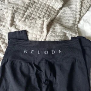 Svarta leggings från Relode - Svarta träningstights från relode, så sköna! Väldigt bra kvalitet. 💞