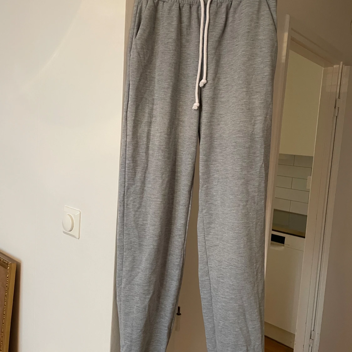 Grå mjukisbyxor med strassdetalj