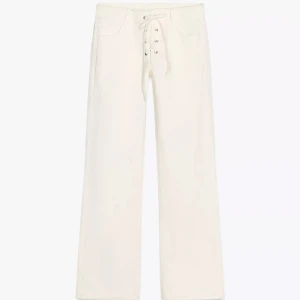 Jeans med snörning - Snygga vita jeans med snörning framtill i midjan. Helt nya med prislapp!💕