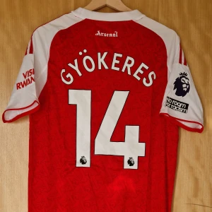Viktor Gyökeres fotbollströja Arsenal 25-26 - Viktor Gyökeres Arsenal repIika fotbollströja 25-26. Helt ny med tag. Storlek: Small