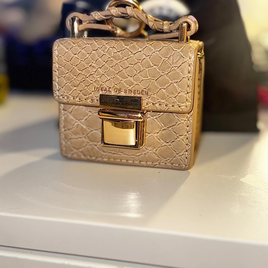 Beige AirPod väska från iDeal of Sweden