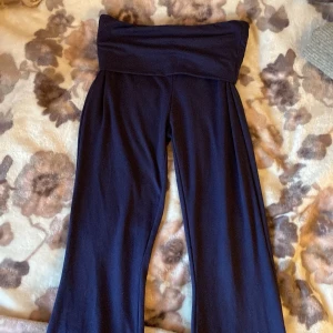 Mörkblå yogapants  - Säljer ett par low waist yoga pants i storlek XS!!! Skriv för mer bilder eller info!🌸💗