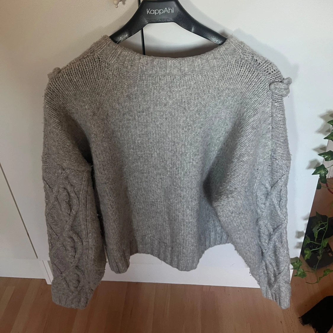 Grå stickad tröja med flätmönster - 1