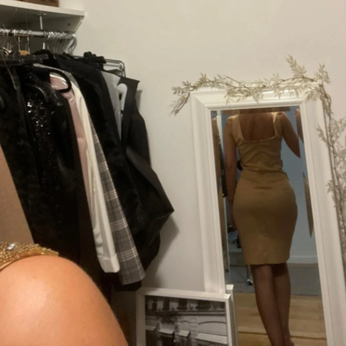 Gul guldig satin klänning med cut-outs  - 1