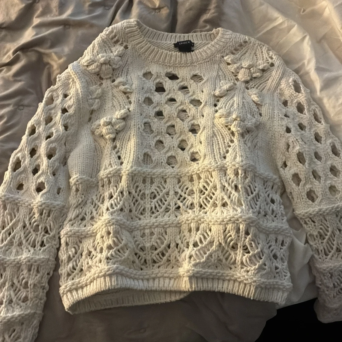 Vit stickad tröja med hålmönster - 1