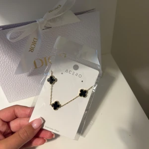Fyrklöver halsband  - Halsband rostfritt svart och guld 💕
