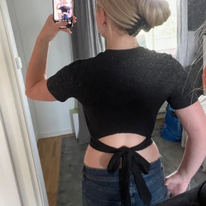 Tshirt med rosett - Svart tshirt med rosett som man knyter själv 