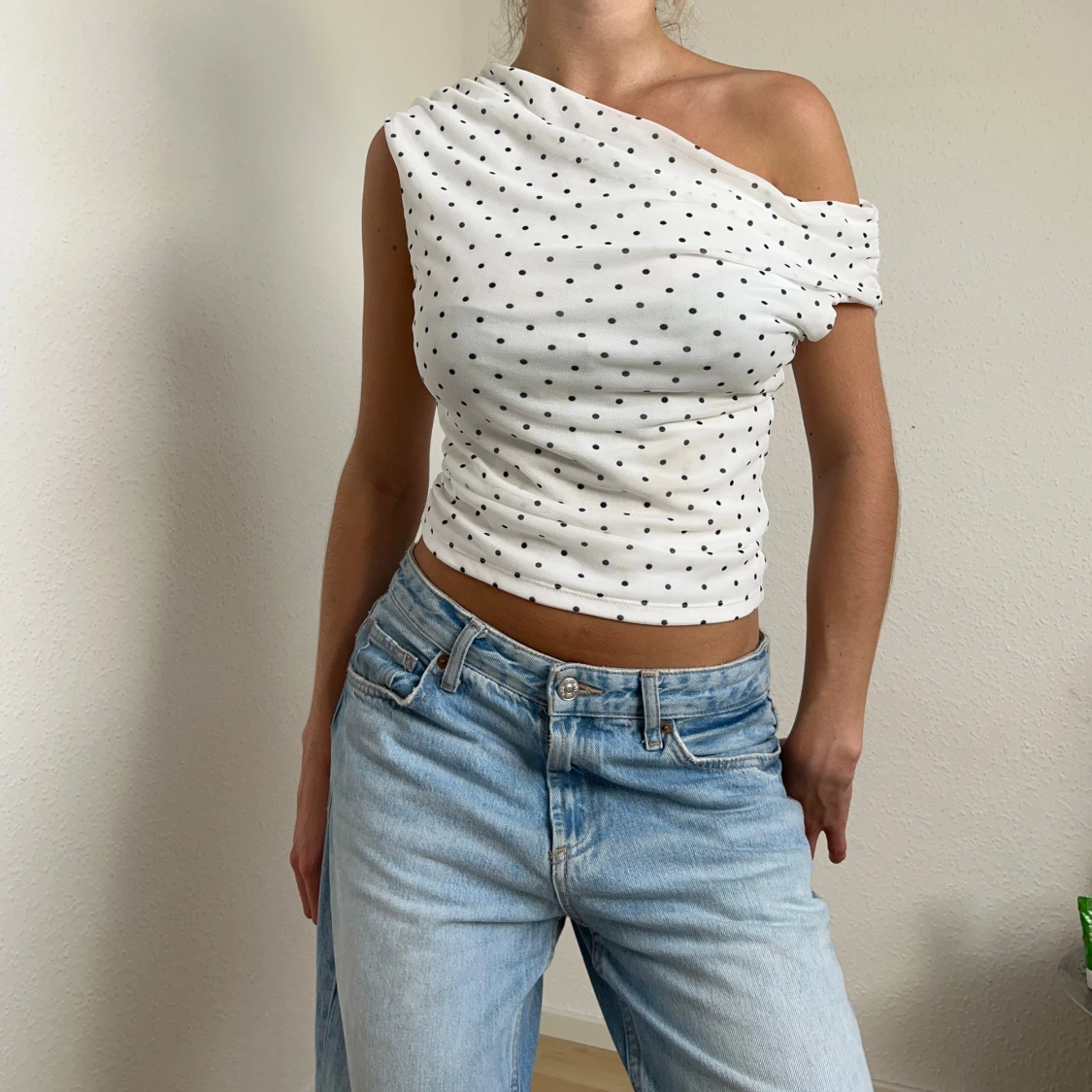 Vit prickig oneshoulder topp - 1