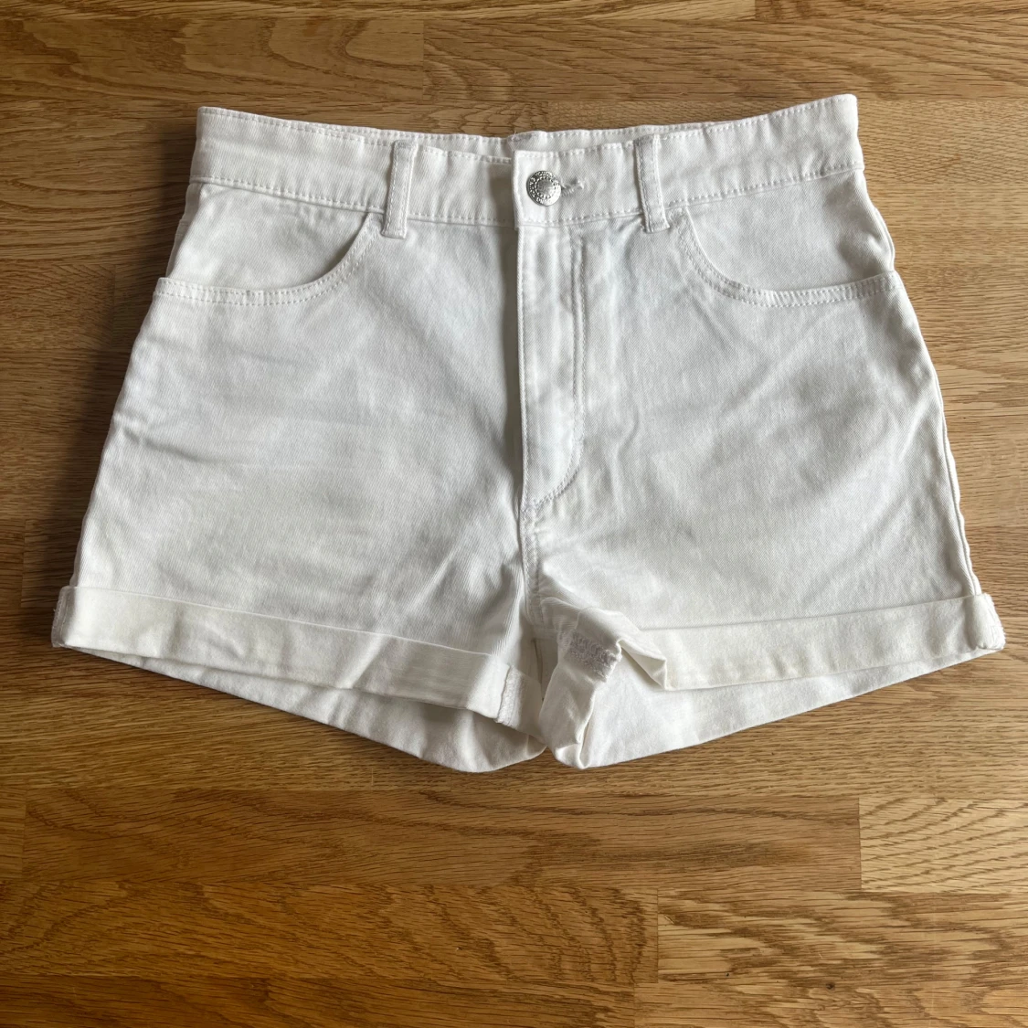 Vita jeansshorts från H&M