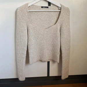 Beige stickad tröja Gina Tricot - Säljer en beige stickad tröja då den inte längre kommer till användning 