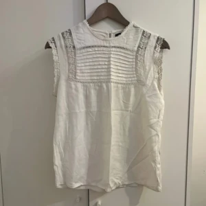 Vit blus med spets från Mohito - Supersöt vit blus från Mohito Collection💕💕