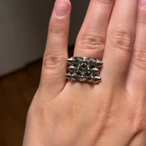 En silvrig ring från Edblad ❤️ - Jag säljer en super snygg ring från Edblad som är en silvrig ring, jag säljer den för att den kommer inte till användning längre💕 Den är väl omhändertagen men det finns lite defekter på den(visas på bild 3)💕