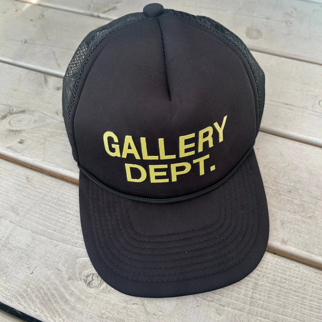Svart truckerkeps från Gallery Dept.