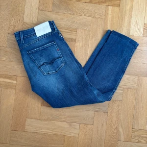 Replay jeans - Säljer mina jeans för att jag köpte i fel storlek och är därför använda endast en gång. Dem är modellen anbass och storlek 34, 32. Bara att höra av sig vid frågor!