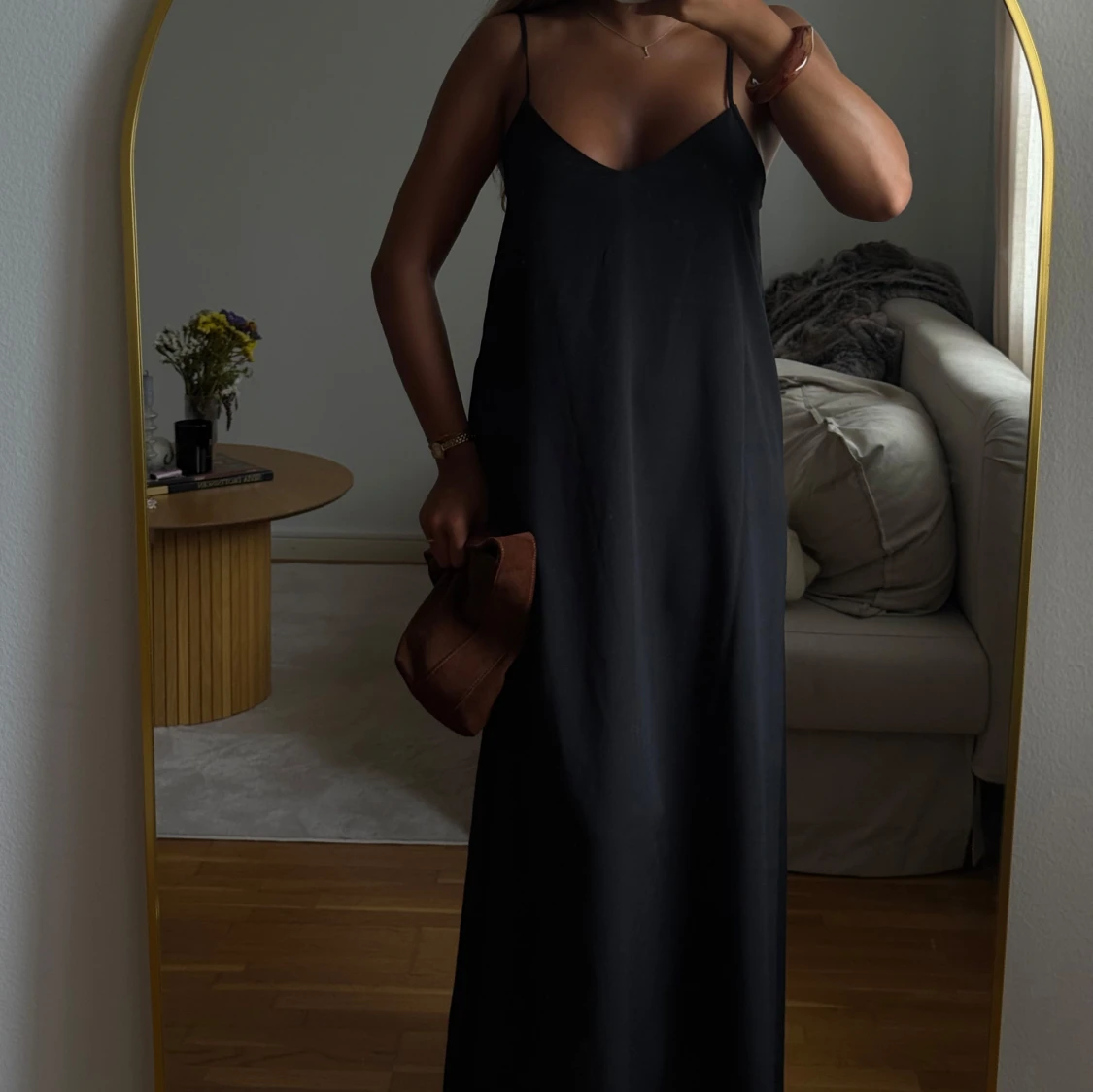 Svart långklänning med smala axelband - 1