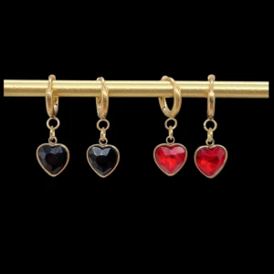 Guldörhängen med hjärtan i svart och rött - Fyra snygga örhängen. Säljs i par .Ett par örhängen kostar-170kr.Längd-3cm