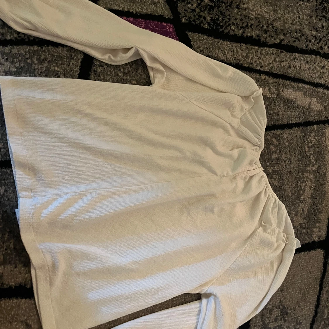 Vit blus med volang från KappAhl - 4