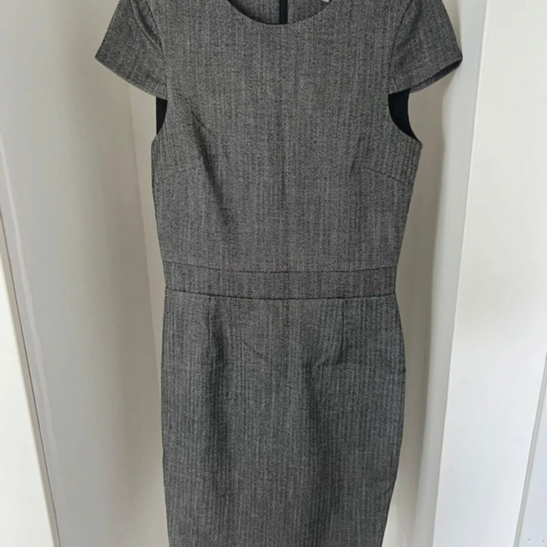 Grå kortärmad klänning 