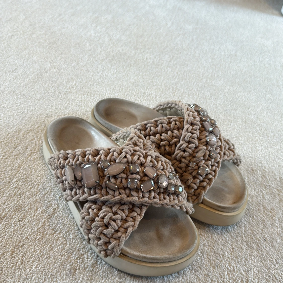 Inuikii Beige sandaler med pärlor och plattsula