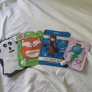 Roliga ansiktsmasker med motiv - Fyra ansiktsmasker i arkform med olika motiv: spöke, räv, Harry Potter och galax. Maskerna har doft av blodapelsin, ingefära och holografisk effekt. Färgglada förpackningar i papper och plast, perfekta för en rolig self-care stund med vänner.