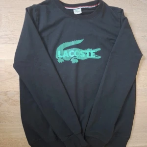 Svart Lacoste tröja - Svart Lacoste tröja i Storleken S. Tröjan är bara använd några gånger och är i väldigt bra skick. Meddela gärna om du är intresserad.