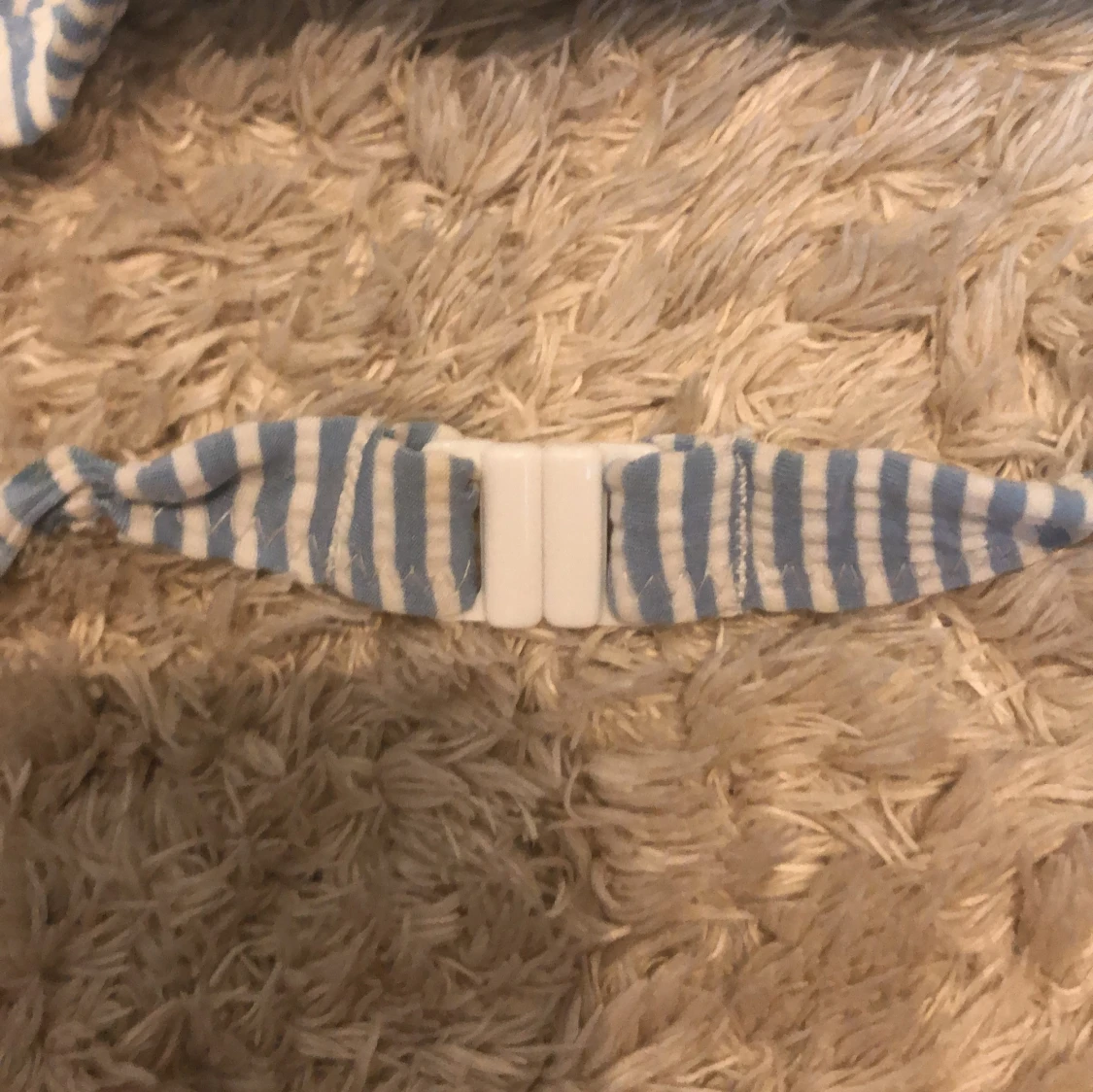 Blåvit randig bikiniöverdel med volang - 1